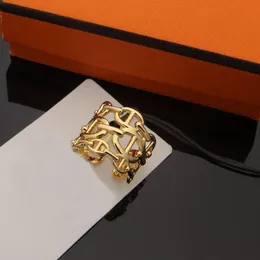 Европейское и американское широкое кольцо кольца женское нишевое дизайн индивидуальность Gold Fashion Simple Open Intext Finger Ring