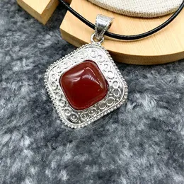 Hänge halsband naturligt rött agathalsband för kvinnor flickor smycken gåvor fyrkantig charm svart lädertråd