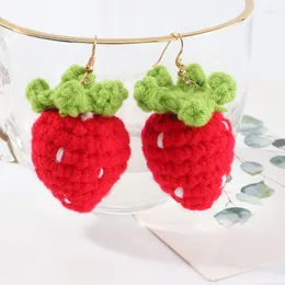 Kolczyki Dangle Cute Red Truskawki dla kobiet Kreatywne na drutach wisiorek wisiorek Dziewczęta Słodka dzianina owoc hurtowa 2023
