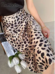 Saias Tataria Saias de cetim de seda para mulheres de cintura alta A-line elegante saia de estampa de leopardo macio menina de verão 2023 Trends Office Bottoms T230506