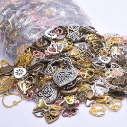 Charms 20/30/40pcs Vintage Random Hollow Lovely Flower Pattern Heart Breloque Handgjorda kvinnor Metallörhängen smycken Tillbehör