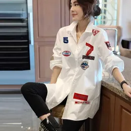 女性用ブラウスシャツファッションラペルボタンスプライスされた文字刺繍シャツ女性服2022秋の新しい特大のカジュアルトップルーズ韓国のブラウスP230506