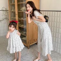 Familjmatchande kläder Summer Mommy and Me Princess Dresses Mother and Daughter Beach Vacation Short Sleeve Long Dress Girl Parent-Child Dot Clothing 230506