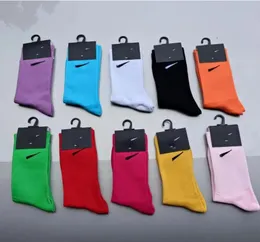 SOWKS Marka Çoraplar Erkek Çoraplar Kadın Çorapları Saf Pamuk 10 Renk Nefes Alabilir Spor Ter Mükellef Çorapları Alfabe Baskı Farklı Renk Com