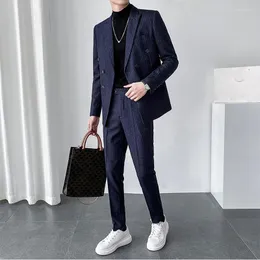 Abiti da uomo 2023 Stripe Trend Casual Handsome Set da due pezzi Abito da sposa britannico da uomo Blazer blu nero Pantaloni da completo 2Y2875