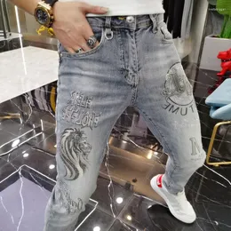 Jeans da uomo Primavera Jean Uomo Marchio di moda animale europeo Leone Hombre Erkek Kot Pantolon Pantalone sottile con strass