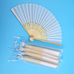 Dekorativa objekt Figurer 20 80 PCS Personlig graverad vit vikning Elegant Silk Hand Fan med presentväska Bröllopsförstärkare Abanicos Para Boda 230506