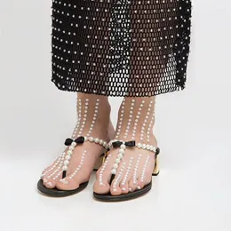 Sandalet tasarımcısı şık yay kadınlar inci 2023 yaz t kayış tanga terlik kız flip flop 4cm yüksek topuklu parti ayakkabıları