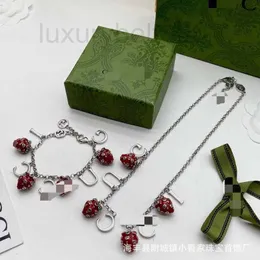 Bracciale Collana di design Catena a forma di O Doppia lettera Gel goccia di fragola con design a folla in ottone Maglione versatile QFQU