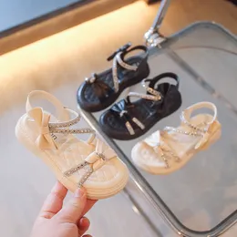 Sandaler Barnprinsessor Babyskor Platta glänsande läder Sandaler Fashion Sequin Mjuk barndansfest Skinliga skor Crystal F05214 230506