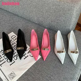 Klänningsskor Nya i dampumpar Casual Sandaler Point Toe 2023 Spring/Autumn Low Heels Fashion Female Metal Decoration Women Shoes Slides Slides