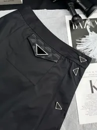 Spódnice projektant 2023 Nowy podział mody Patchwork Black Midi Women Women Trójkąt trójkąt odznaka Casualna mini spódnica Giqw