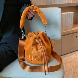 Abendtaschen JIN MANTANG Kleine Bucket Bag Designer Luxus Handtasche Plüsch Umhängetaschen für Frauen Soft Top Griff Weibliche Tote Umhängetasche Sac T230508
