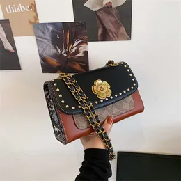 Bolso de mujer con cadena nueva, bandolera de un solo hombro con remaches, bolso de diseñador para axilas, venta en línea