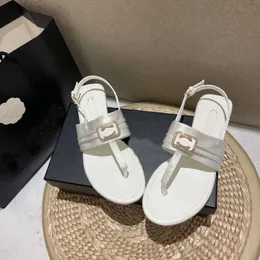 2023 Zomer dames hoogwaardige designer sandalen luxe merk Outer slijtage mode clip teen sandalen rhinester satijnen platte lage hak slippers