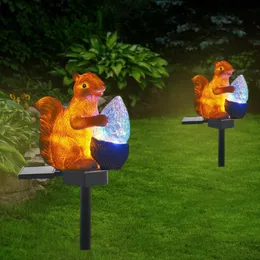 مصابيح العشب LED Solar Ground Plug Light Resin Squirrel Hug Pine Cone Lamp Outdoor Park Park Garden Courtscape