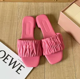 Zapatillas de playa para mujeres famosas calásticas de tacón plano diseñador de verano tlops de cuero dama de cuero toboganes zapatos folale bañeras de baños sexy sandalias grandes 225