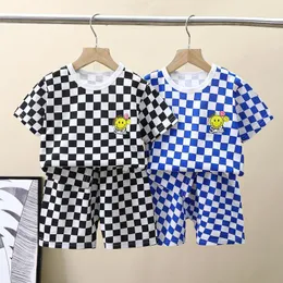 セットスーツキッズ服セットベイビーボーイガールTシャツショーツサマー服コットン格子縞のトラックスーツ子供スマイルプリントトップとバットスーツ230508