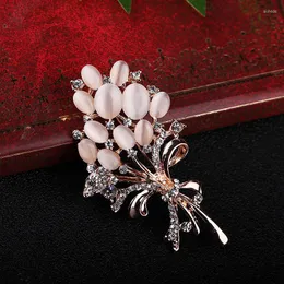 Broszki Opal Stone Flower Brooch Pin Beautiful Rhinestone Ubrania Akcesoria Kobiet Korsage Przyjęcie urodzin