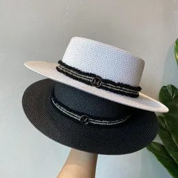 Британская винтажная черно -белая шляпа с плоской шляпой M