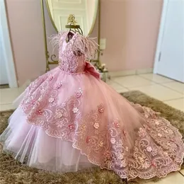 Różowe małe dziewczynki suknie konkursowe 3D Kwiki Koronki Tiul Księżniczka Flower Girl Dress Crew Neck Feathers Bez rękawów Długie suknie weselne dla dzieci maluch