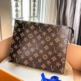 M46037 kvinnors koppling makeup axelväska män äkta läder handväska klassisk lyxarbetsarbetsdesigners poche toilett purses lady sminka resor crossbody väskor