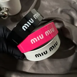 Haarklammern Barrettes Miu24 Frühlings- und Sommer Neues Acetat Hair Hoop Breite Kante Buntes Miu Buchstaben Haarnadel Französisches Netz rotes Süßestil Haarzubehör Accessoires