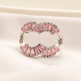 Najwyższej jakości markowe listowe pierścionki dla kobiet męskich 18-karatowe pozłacane damskie projektant mody markowe litery turkusowy kryształ metalowy stokrotka pierścionek biżuteria