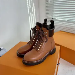 2023 Designer Paris 23FW Território plana Ranger Boots bezerro de couro e tesouras de borracha pisada de pista