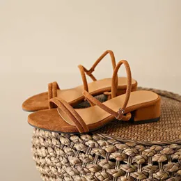 Sandali nuovi Pantofole piatte da esterno Sandali cinturini ad anello con perline Sandali romani moda bassa pendenza con scarpe da donna scarpe tacco basso AA230509