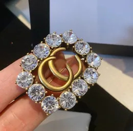 Kadınlar Geometrik Charm Broş Lüks Tasarımcı Marka Mektubu Crystal Rhinestone Broş 18k Altın Kaplama Kadınlar Düğün Partisi Takı