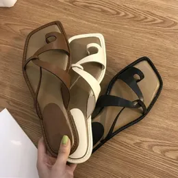 Tofflor sandaler kvinnor sommar koreansk version klipp tå flip flops utomhus mode platt casual nonslip kvinnliga strandmulor 230510