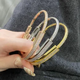 مصمم فاخر Cuff 2023 وصول جديد أزياء Pure 925 Sterling Silver Bangle Rose Gold Lock Bracelet Full Zircon Stones for Women Brand Party Jewelry