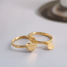 Tasarımcı Lüks 18K Gold T Ev Basılı Kelime İngilizce Alfabe Aşk Çift Trampet Halkası Kadın Moda Girly Sense Ring