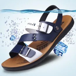 Yaz erkek sandaletler pu deri erkek plaj ayakkabıları rahat karışık renk nefes alabilen adamlar ayakkabı antiskid moda 230509