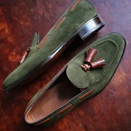 Klänningskor män brittiska loafers fast färg faux mocka sömmar runt tå tassel glid på klassisk mode affärsbröllop klänningskor 230510