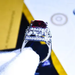 Ringos de cluster 925 Ano de prata Ruby Princesa quadrada Diamante anel aberto Pagoda Criativo Jóias de aniversário para festas femininas