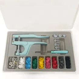 Gwen Studios Lichtblauwe snap Fastener Kit met tangen en metalen en plastic snapknoppen, 207 -stuks set