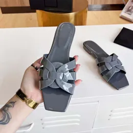Дизайнерские сандалии женские сандалии плоские дань сандалии женщины Слайдерс Sliders Подличные кожаные слайды