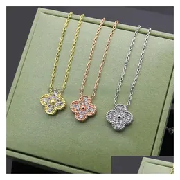 Pendanthalsband Kvinnors lyxdesigner Buckle Diamond Necklace Fashion Single Flower Fourleaf Clover Cleef 18K Gold Jewelry Gift