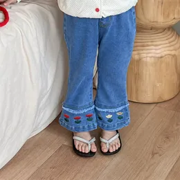 Jeansy jelenia Jonmi Spring Baby Baby Baby Denim Flear Pants Floral Hafdery Spodery Koreańskie dzieci w dżinsach 230512