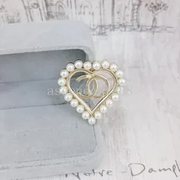 Spilla di marca Desinger da donna a forma di cuore con perle e lettere, spille da abito, regali di moda, accessori di gioielli