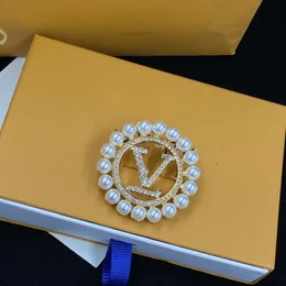 2023 Spilla con lettera del marchio di design Spilla con gioielli in strass di cristallo placcato oro 18 carati Ago di perle con fascino alla moda