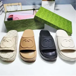 Flipers de luxo Designers de marca de slides Mulheres Ladies Hollow Plataforma Sandálias femininas sandálias com lnterlocking G Adorável sapatos de mulher de praia Sapateiros A8