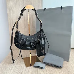 7A Kvalitet Lyxdesigner Crossbody Evening Bag Fashion Le Cagole Motorcykelväskor Kvinnor Purse Tote Makeup Underarm Handväska Pochette Axel Half Moon Clutch Bags