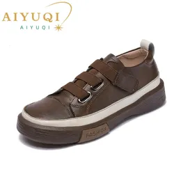 Vestido sapatos aiyuqi fadies tênis sapatos de primavera de couro genuíno sapatos femininos casuais tamanho grande 42 43 moda plana menina sapatos de aluno 230511
