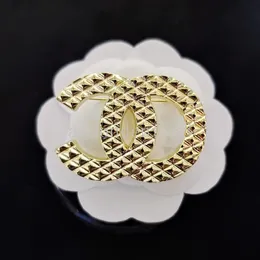 Luxus Frauen Männer Designer Marke Brief Broschen 18K Gold Überzogene Inlay Kristall Strass Schmuck Brosche Perle Pin Mode Schmuck zubehör