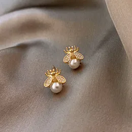 S925 Silver agulha de abelha pequena brincos de pérolas 18K Minoria coreana Brincos doces pequenos e versáteis Brincos de moda para mulheres