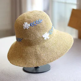 Chapéus largos da borda Mulheres feitas de verão, chapéu de sol flor bordado de bordado grande cravo de praia Cap de palha de praia Capinho liso dobrável
