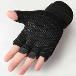 Спортивные перчатки в тренажерных перчатках для подъемных перчаток.